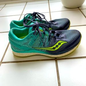 Womens Size 8.5 Saucony ISO running shoe purple and blue